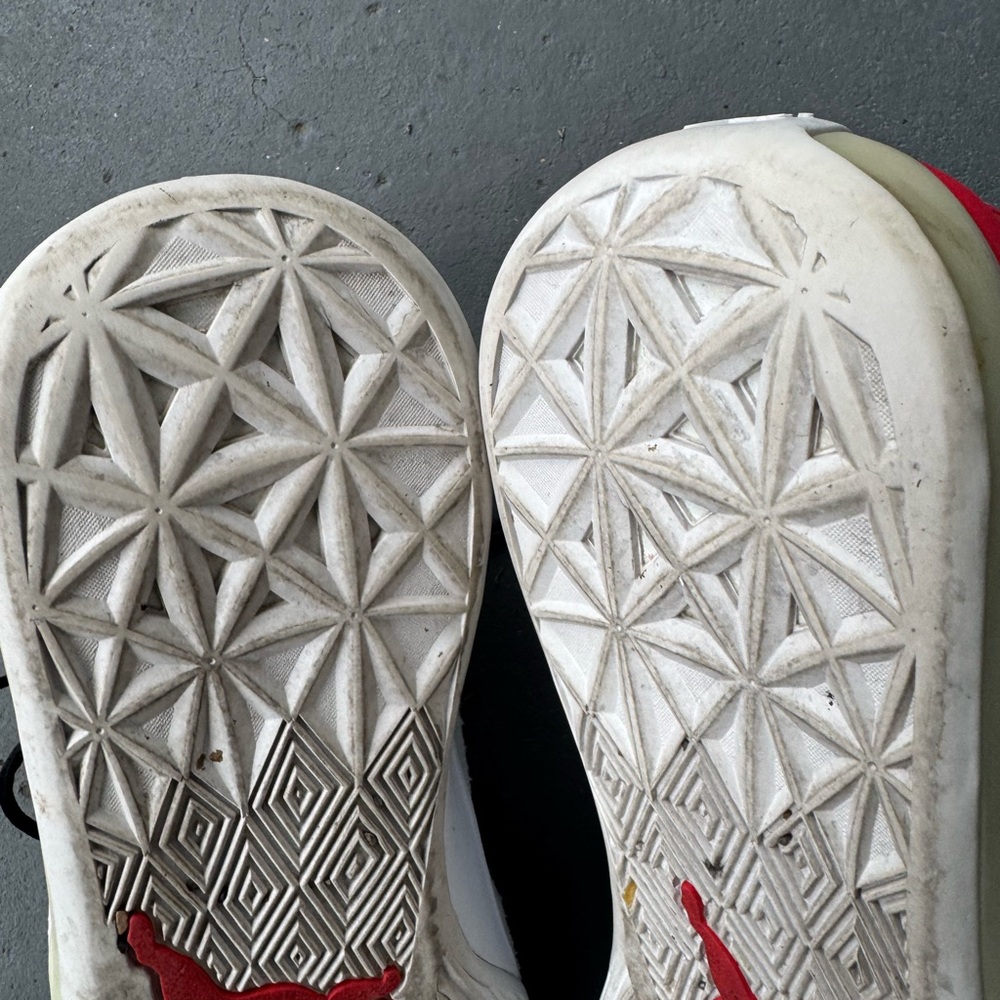 The Puma Clyde Hardwood X
Dreamville Records Sneakers are a limited-edition - Picture 13 of 15